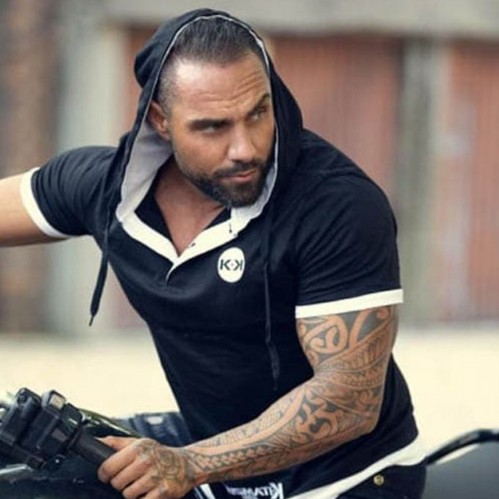 Tee shirt homme a capuche sales